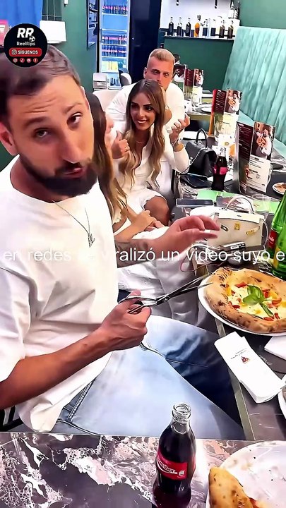 VIDEO: DONNARUMMA CELEBRA EL TROFEO YASHIN Y CORTA PIZZA EN PIZZERÍA 🍕🏆 (BALÓN DE ORO 2025)