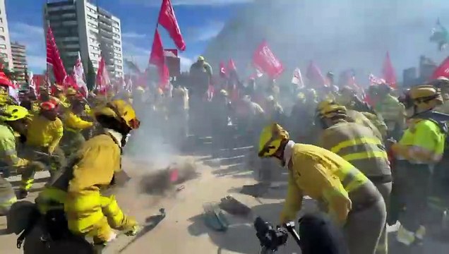 Protesta de los bomberos forestales de Castilla y León en Valladolid