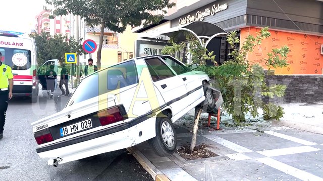 Karaköprü ’de Otomobil Otobüs Durağına Daldı