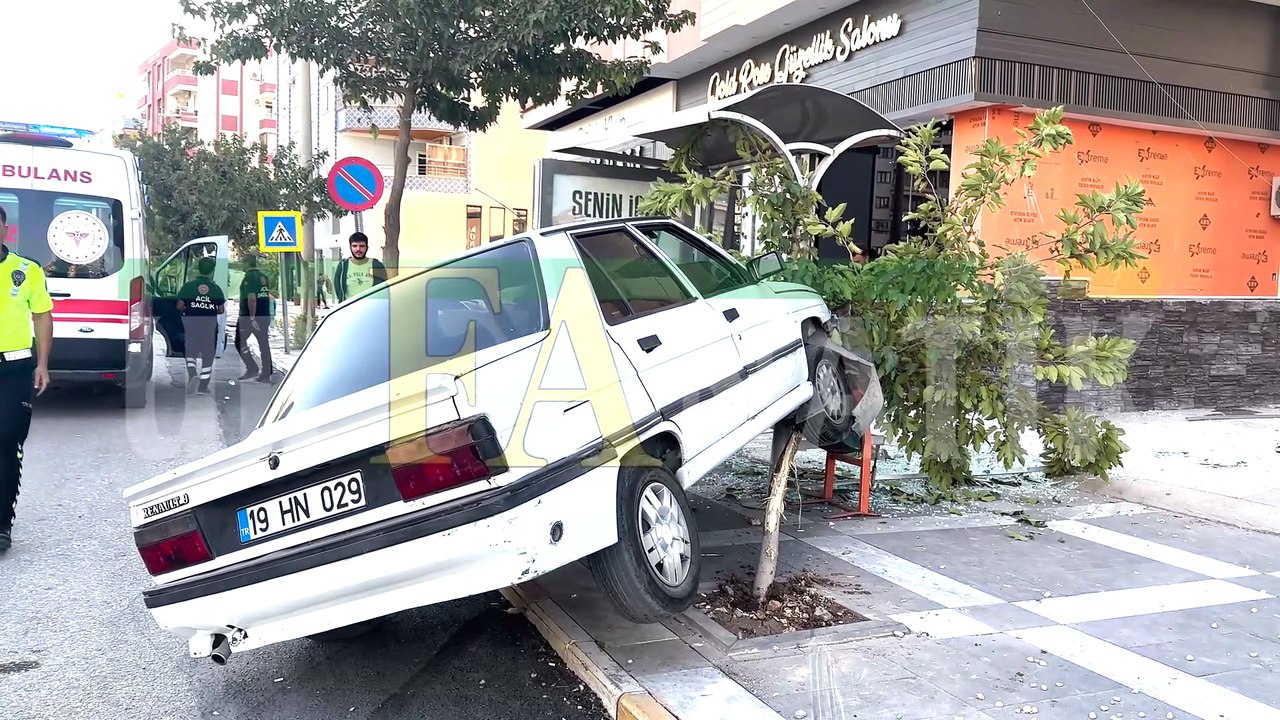 Karaköprü ’de Otomobil Otobüs Durağına Daldı