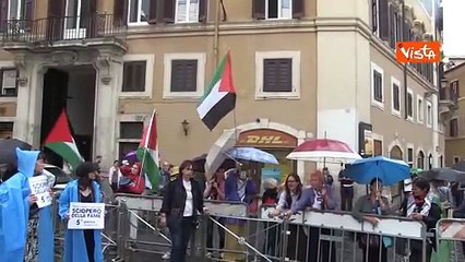 Global Sumud Flotilla, i manifestanti al presidio a Montecitorio fanno rumore con le chiavi