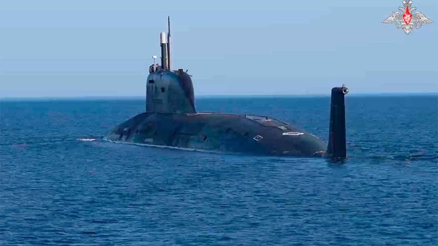 Russian nuclear submarine Arkhanguelsk fires Oniks missile and destroys target in the Barents Sea
