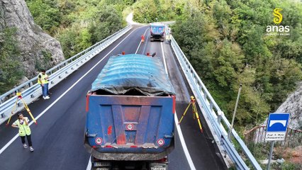 Umbria, le prove di carico sul ponte ad arco sulla Statale di Baschi