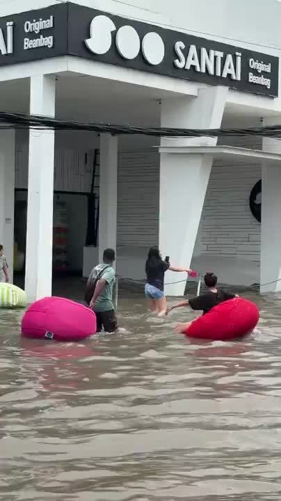 People in Bali, Indonesia Enjoy Flood as Pool Party