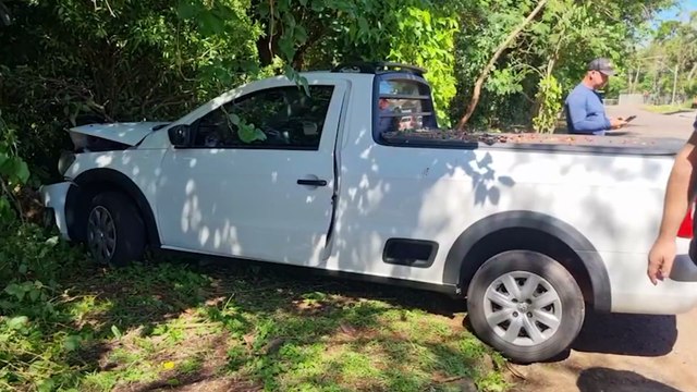 Saveiro desgovernada desce rua e para em área de mato na região do Lago, em Cascavel