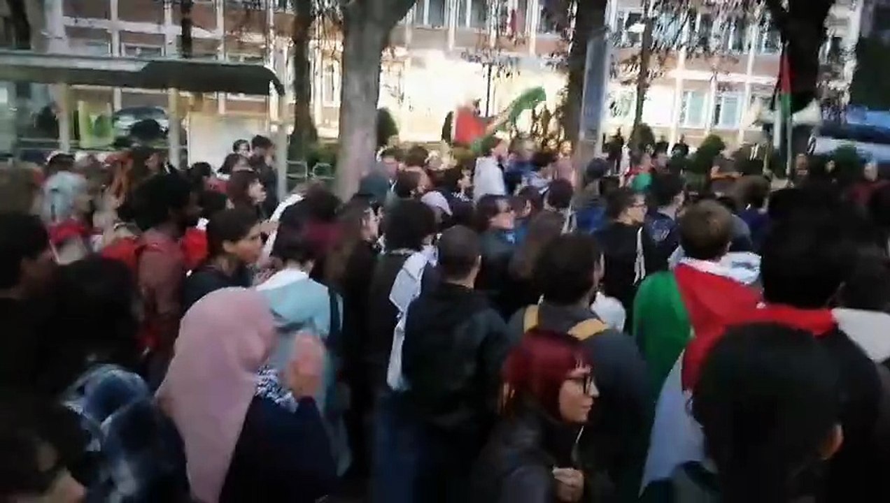 Trento, cori e bandiere alla manifestazione per la pace in Palestina