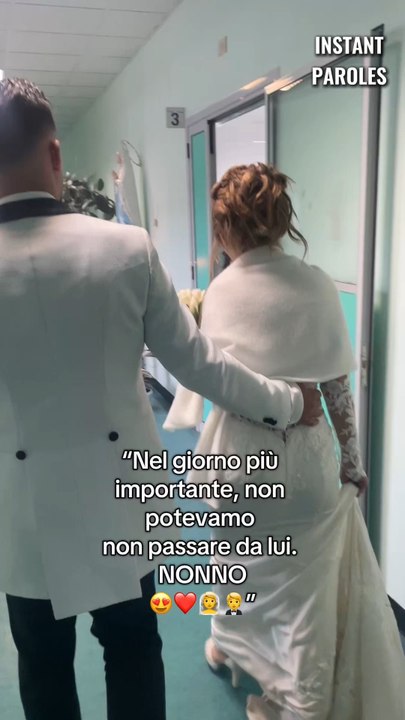 Ces mariés rendent visite au grand-père de la mariée le jour de leur mariage