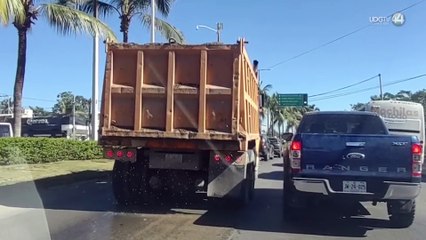 Camiones cargados hasta el tope de materiales ensucian calles de  Vallarta sin que nadie los detenga