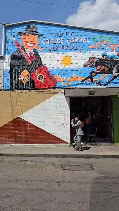 Por fin Carlos Gardel llega a México.