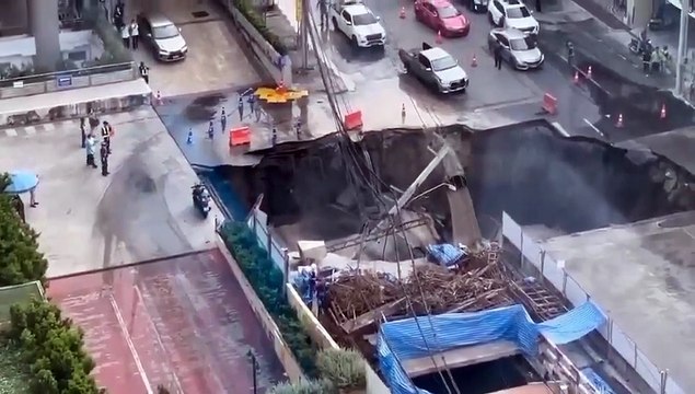 Şehrin göbeğinde yol çöktü, tam 50 metrelik çukur oluştu! Olay anı kamerada