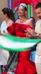 Camila, reina del Carnaval 2026, compartió en el stand de EL DEBER