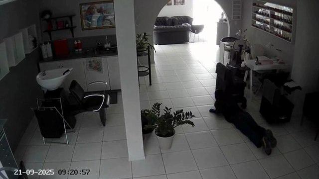 Entre óculos e café, ladrão ninja deu prejuízo de R$ 7 mil à salão furtado em Florianópolis