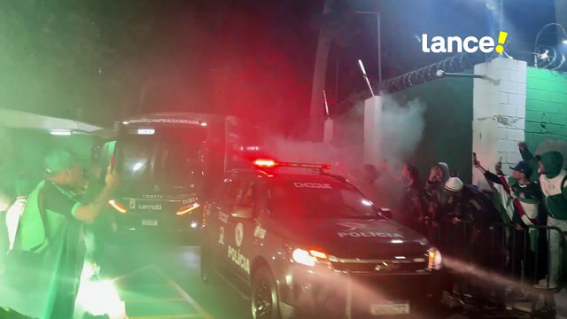 Ônibus do Palmeiras parte para decisão da Libertadores com apoio da torcida