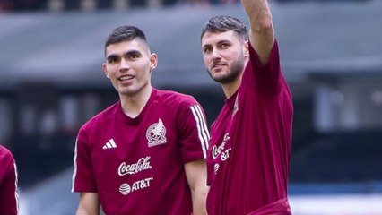 Santi Giménez y Johan Vázquez Divierten a Fans con Sus Cartas en FC26 🎮