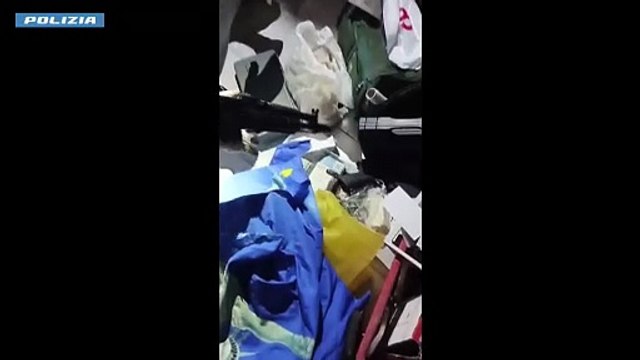 Arrestato un latitante a Lentini, era nascosto in un covo hi-tech con kalashnikov e pistole