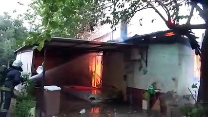 13 yaşındaki kızını alevlerin arasından çıkardı, evi gözlerinin önünde küle döndü