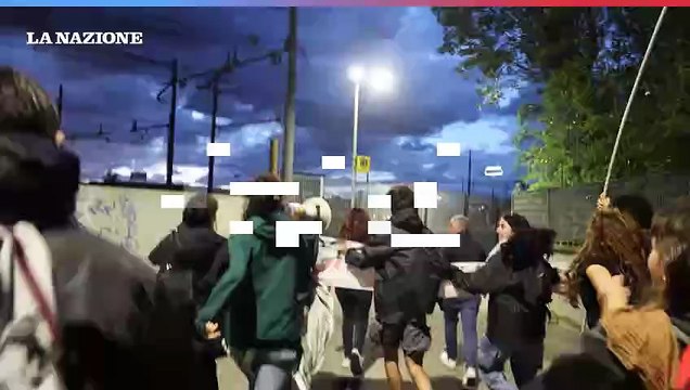 Corteo pro Pal blocca la ferrovia Pisa-Lucca