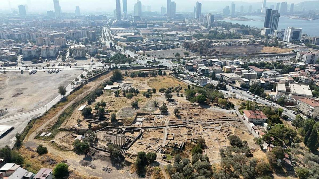 Smyrna Höyüğü şaşırtmaya devam ediyor: Seramikler 5 bin yıllık