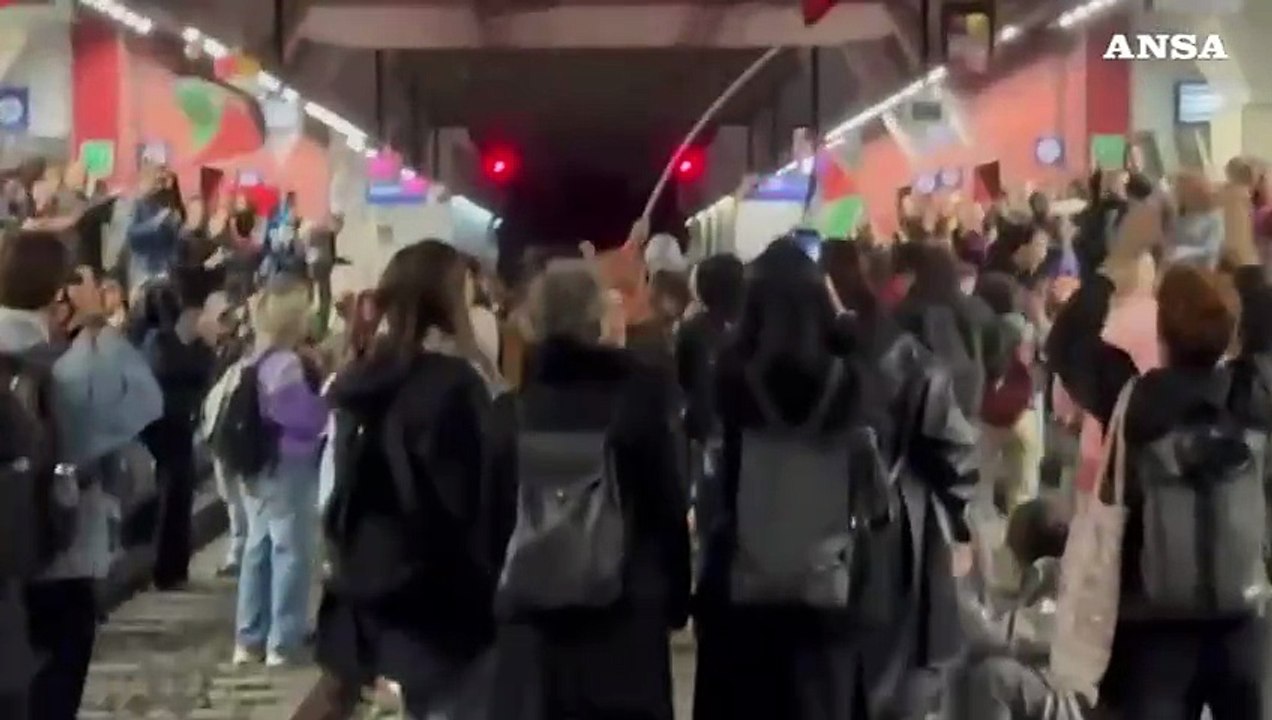 Torino, corteo pro-Palestina blocca i binari di Porta Susa