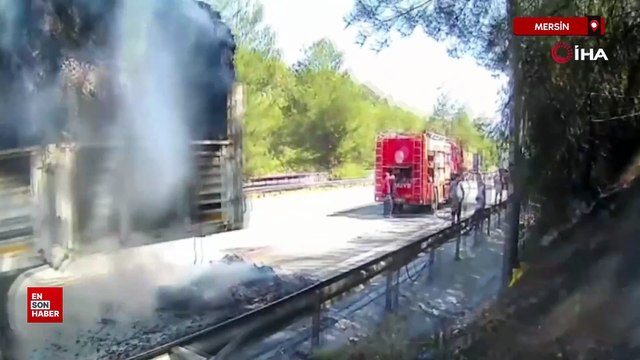 Mersin'de karton yüklü tırda yangın çıktı