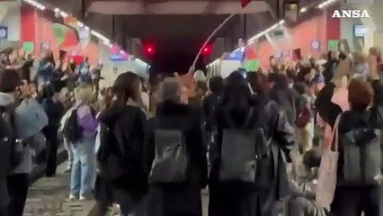 Torino, corteo pro-Palestina blocca i binari di Porta Susa