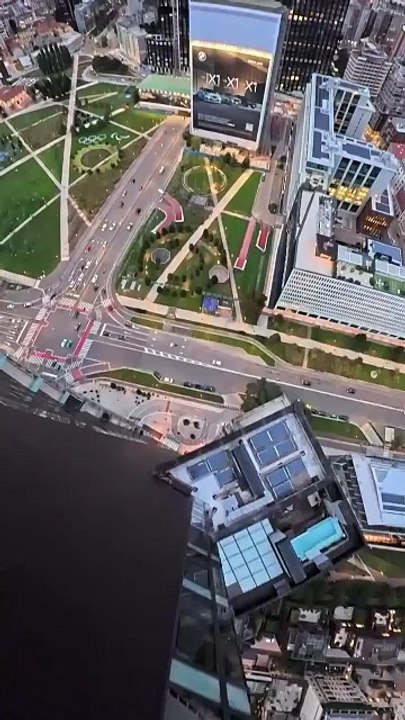 Milano, paracadutismo urbano: il volo sulla città dalle Torri di Porta Nuova