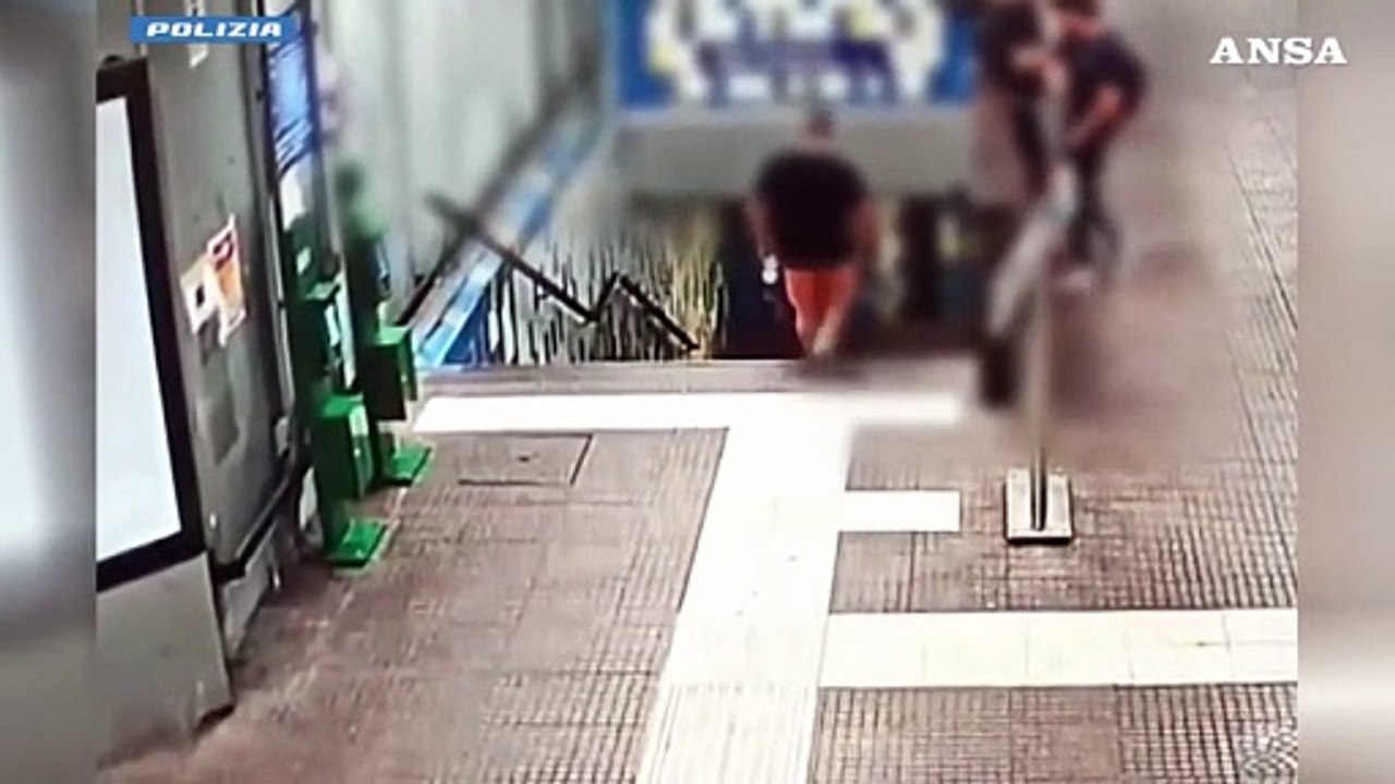 Milano, calci e pugni per una collana d'oro: due arresti