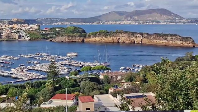 Bacoli (NA) - Turisti stranieri in aumento nei Campi Flegrei. Roberto Laringe pres. Federalalberghi C.F. (25.09.25)