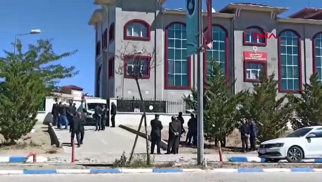 Silahlı saldırıda ölen anne ve 2 oğlunun cenazeleri ailelerine teslim edildi