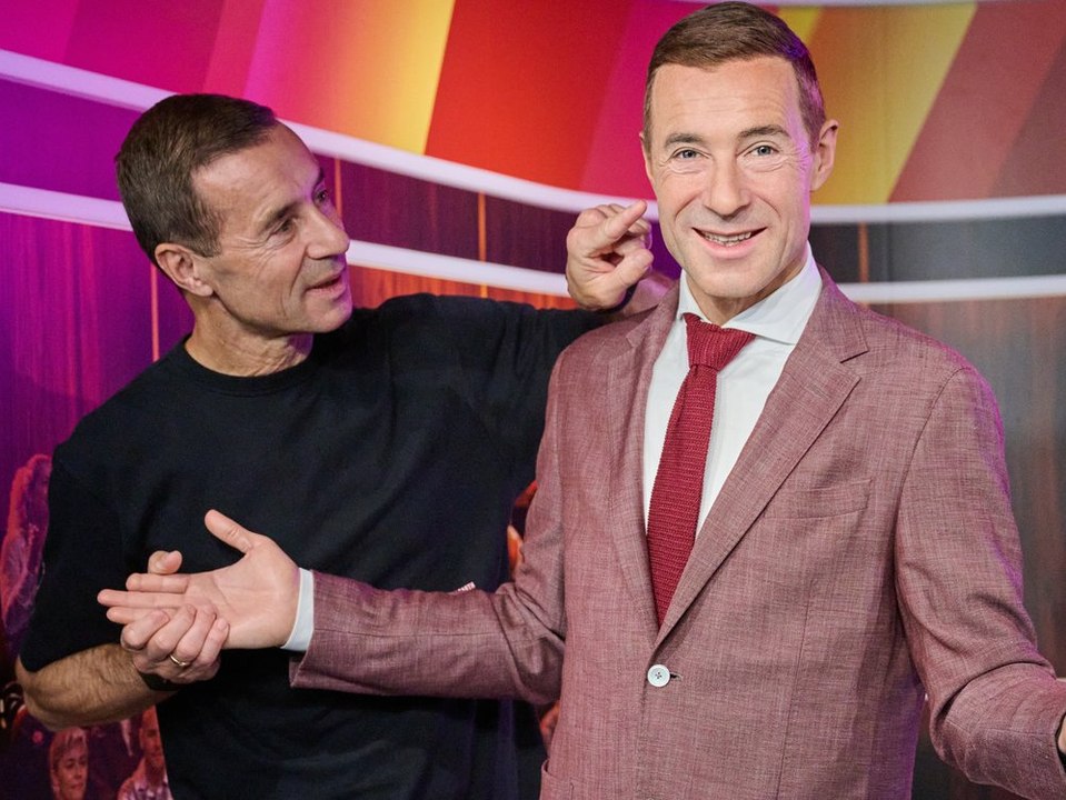 Kai Pflaume freut sich über Wachsfigur - und er hat etwas versteckt