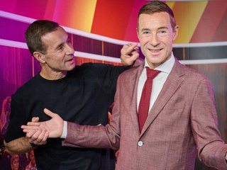 Kai Pflaume freut sich über Wachsfigur - und er hat etwas versteckt