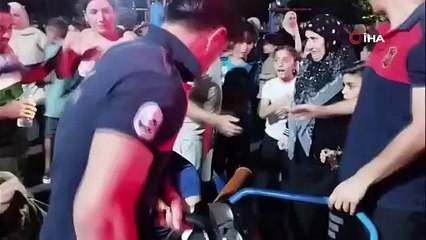 Parktaki Oyuncaklara Ayağı Sıkıştı!