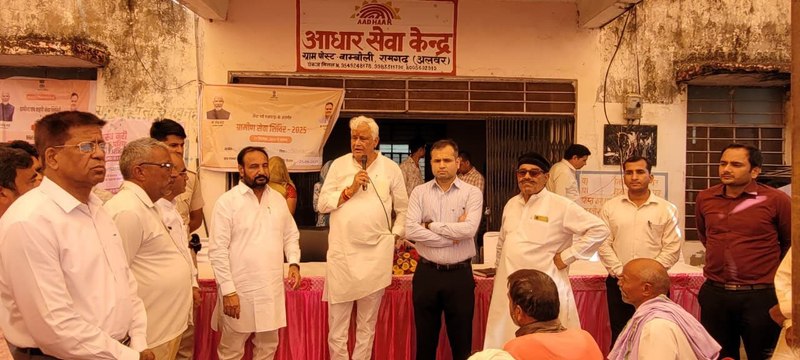 मंत्री डॉ. किरोड़ी लाल मीणा ने लिया शिविरों का जायजा, खाद-बीज दुकानदार से किए सवाल