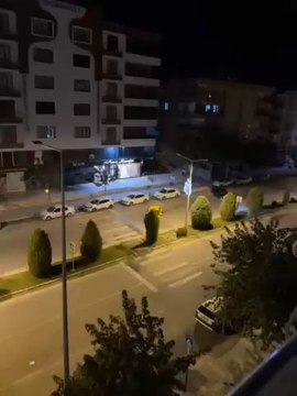 Şanlıurfa’nın Karaköprü ilçesinde dün gece yaşanan olay, mahalle sakinlerini endişelendirdi. Mehmet Hafız Bulvarı’nda bir kadın sürücü, park halindeki araca çarptıktan sonra olay yerinden kaçmaya çalıştı.