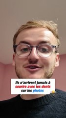 Ils n'arrivent jamais a sourire avec les dents sur les photos 😭😭