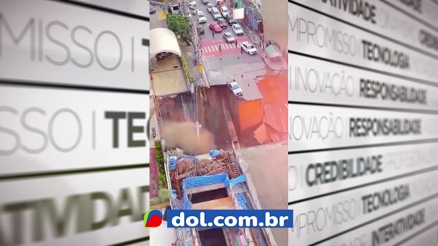 Um enorme sumidouro abriu esta manhã na estrada Samsen, perto do Hospital Vajira em Bangkok