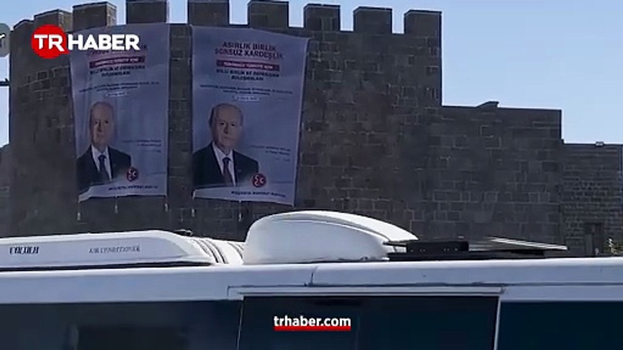 Terörsüz Türkiye sürecinin mimarına minnet! MHP lideri Devlet Bahçeli'nin posteri Diyarbakır Surları'na asıldı!
