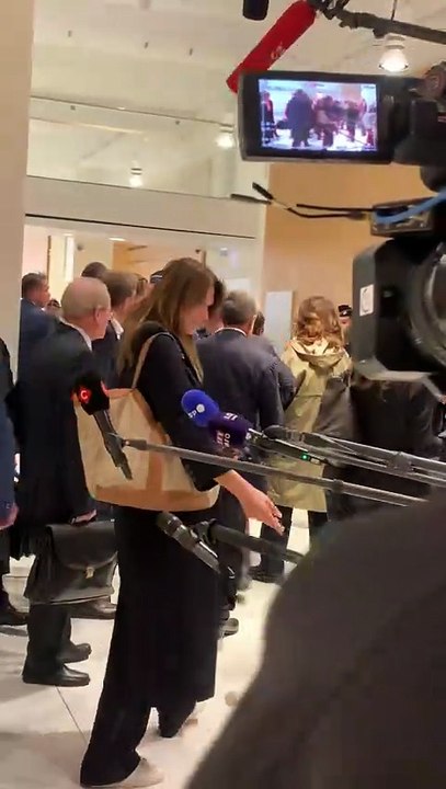 Carla Bruni arrache le micro de Mediapart après la condamnation de son mari Nicolas Sarkozy