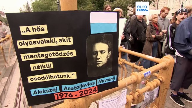 Стихийный мемориал Алексею Навальному в центре Будапешта восстановлен