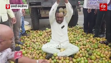 फळबाग उत्पादक शेतकऱ्यांना एक लाख हेक्टरी मदत द्या; रस्त्यावर मोसंबी फेकून आंदोलन