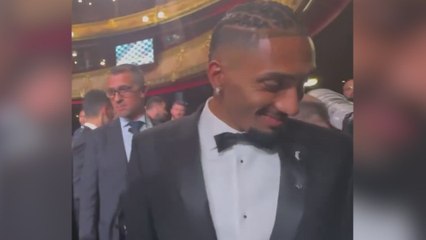 Un fan grabó a Raphinha en la gala del Balón de Oro y el vídeo se ha hecho viral en todo el mundo: la cara del brasileño lo dice todo