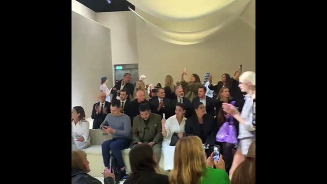 Standing ovation all’Emporio Armani: la prima sfilata senza Giorgio, le modelle applaudono tra le lacrime