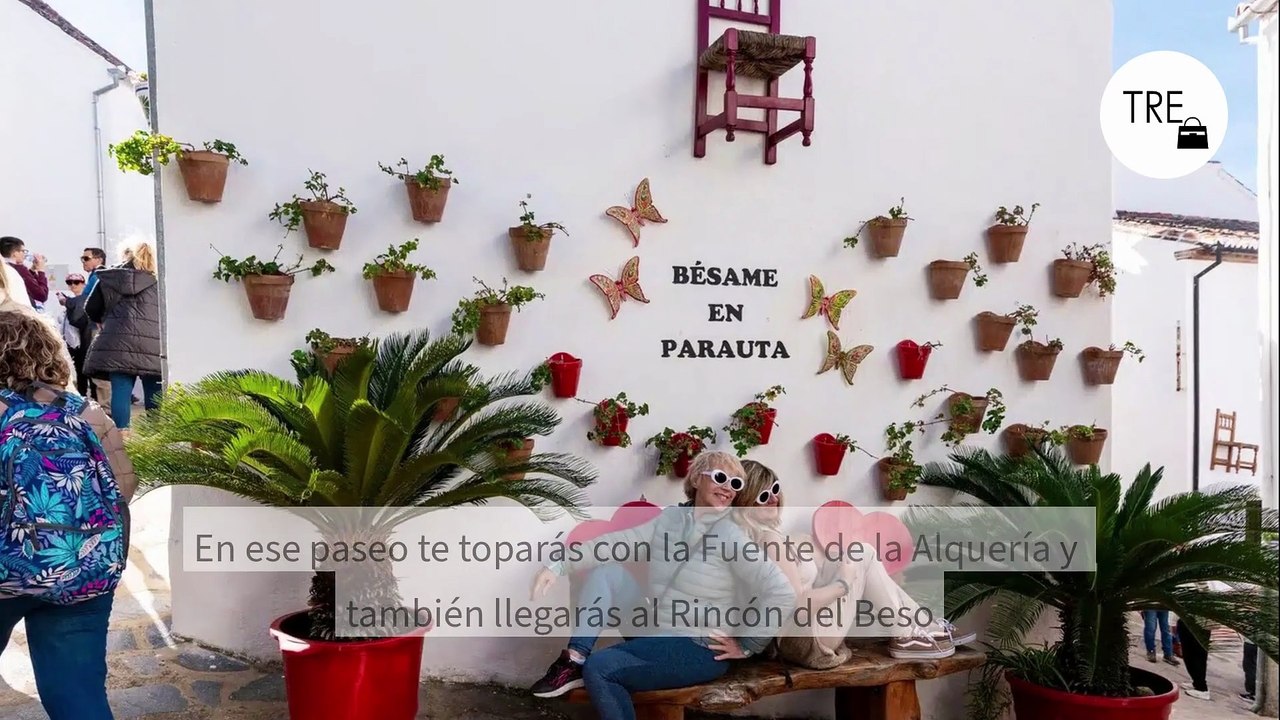 Este pueblo blanco de Málaga es la escapada clave del otoño: buena comida y un bosque encantado con hadas y duendes