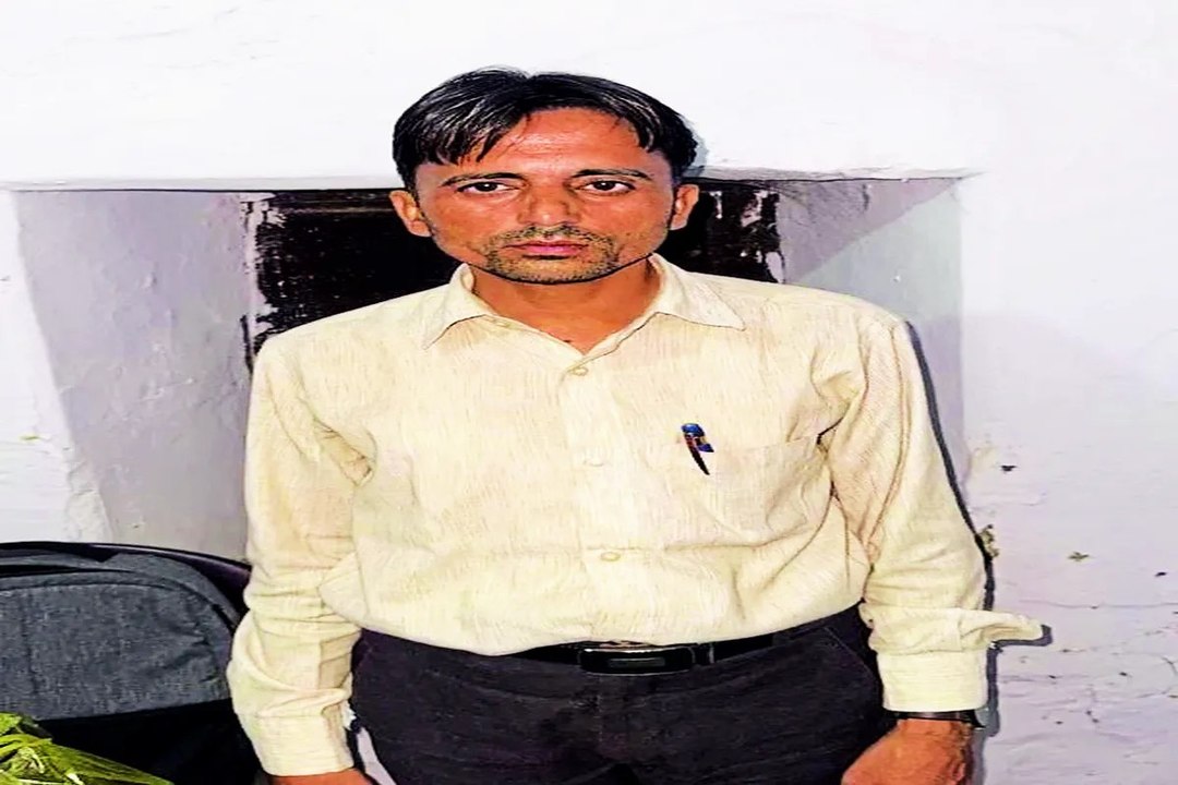 प्रवर्तन निरीक्षक के नाम पर 30 हजार की घूस लेते...