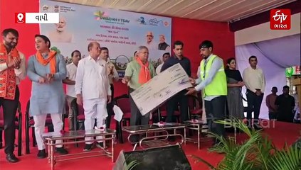 વાપીમાં 'સ્વચ્છતા હી સેવા' અભિયાન અંતર્ગત નાણામંત્રીએ સફાઈની કામગીરી કરી, સફાઈ કામદારોને અપાયા ચેક