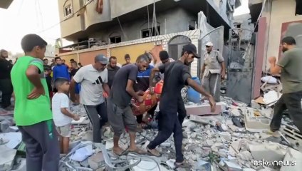 Gaza, palestinesi tra macerie ad Al-Zawaida: viviamo uno sterminio
