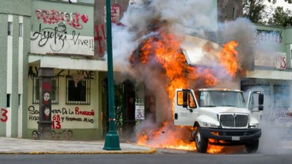 Manifestantes queman un camión ante la puerta del Campo Militar en protesta por los desaparecidos de Ayotzinapa