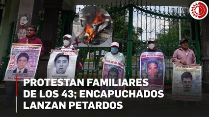 Protestan familiares de los 43 en el Campo Militar 1; encapuchados lanzan petardos
