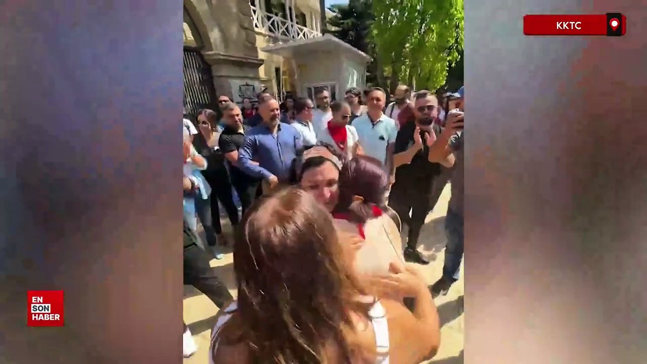 Kıbrıs'ta okullarda başörtüsü yasağı geri geldi