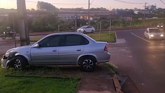 Dois veículos Corsa se envolvem em colisão no Bairro Cascavel Velho